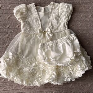 EUC Nanette Baby Girl 2pc Formal Dress Set, Cream Lace Flowers, 18 Months